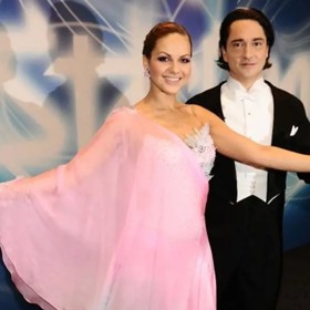 Saša Rašilov a Karolína Majerníková divákům předvedli ukázkový waltz. 