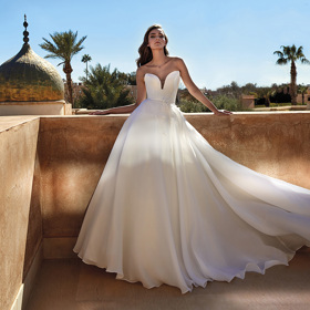 Model šatů, které si v salonu Adina vypůjčila Agáta Hanychová. 