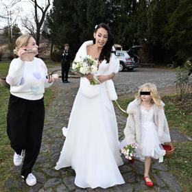 Svatební šaty měla ze salonu Adina. 