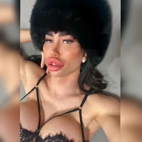 Nyní se Jan Šimša pochlubil svými silikony v téměř celé své kráse. Prsa dal na odiv v krajkové a skoro průsvitné podprsence. 