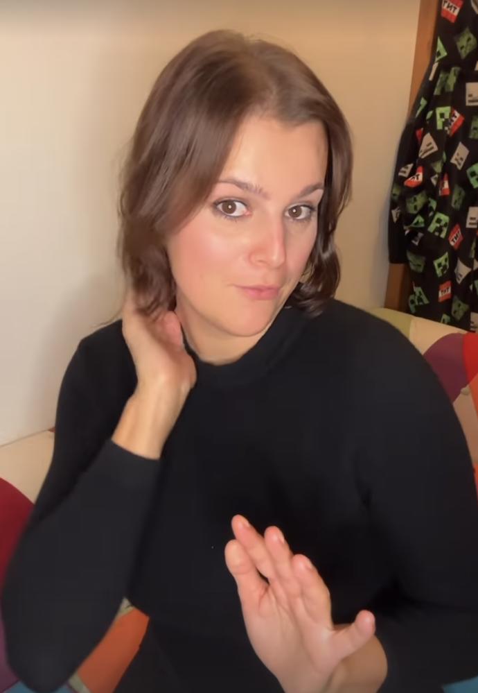 FOTO: Ornella Koktová je na svůj nový účes pyšná. – stránka 458