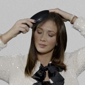 Všechny vlasy pak rovně, nebo na patku, načesejte dozadu. V tuto chvíli přichází na řadu Sea salt sprej, který rovnoměrně nastříkejte na sčesané vlasy. 