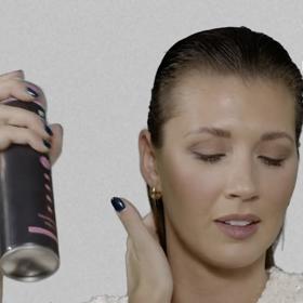 Vlasy posléze zafixujte lakem na vlasy. 