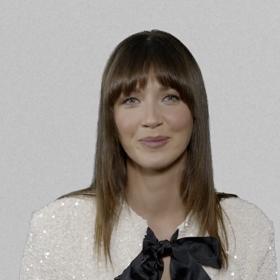 Vizážistka Nikola Marková jako první bod vlasy vyžehlila. 