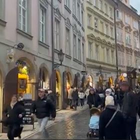 Lidé běží v panice daleko od místa střelby.