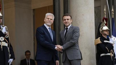 FOTO: Petr Pavel a Emmanuel Macron se sešli v Elysejském paláci.