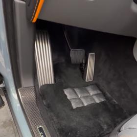 Interiér nového vozu Richarda Chlada.