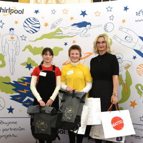 Kamarádky Nela a Sabina dělají společnost seniorovi Milanu Ševčíkovi, učí ho na počítači a poslouchají jeho vyprávění.