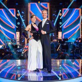 Slowfox Eva odtancovala v kostýmku s širokými kalhotami a černou vestičkou.