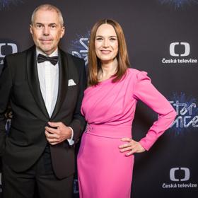 Růžová nevypadá jako ideální barva pro brunetky. Ocenit ale musíme perfetkní vlasový styling.