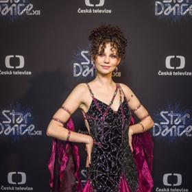 Darija Pavlovičová ve svých přirozeně kudrnatých vlasech vyčesaných nahoru.