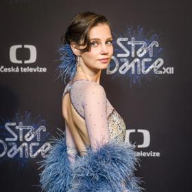 Darija Pavlovičová už ve StarDance vynesla vyžehlené vlasy ve volném drdolu.