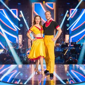 První večer si Eva Adamczyková užila v retro žluto-červených šatech.