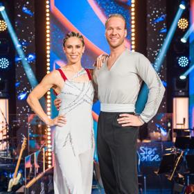 Rumbu si Eva Adamczyková užila v originálním modelu, který červenými páskami značil její zranění.