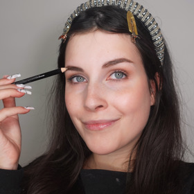 Líčení začínala vizážistka Diana Vitikačová úpravou obočí. 