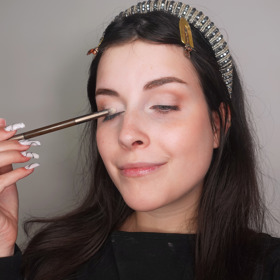 Následně vizážistka lehce vystínovala oči s Nude paletkou. 