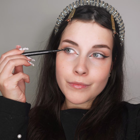 Po stínování přidala Diana Vitikačová na oko kočičí linku, kterou protáhla i do vnitřního koutku. 