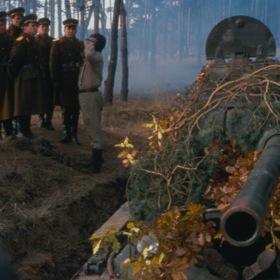 Generální štáb poslal filmařům tanky ze Slovenska. Jenomže skoro všechny byly nepojízdné. Štáb si tak musel sehnat šikovného opraváře.