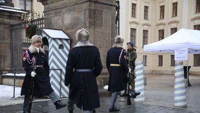 FOTO: Od rána se k Pražskému hradu sjíždí lidé.