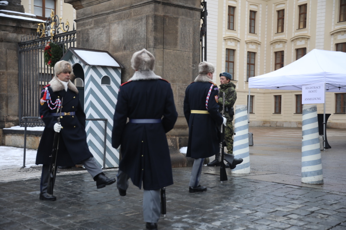 FOTO: Od rána se k Pražskému hradu sjíždí lidé. – stránka 2773