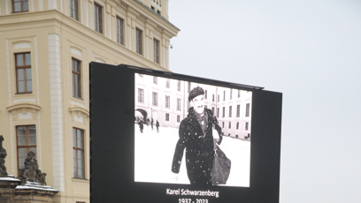 FOTO: Pro návštěvníky bude smuteční obřad vysílán na velkoplošné obrazovce.