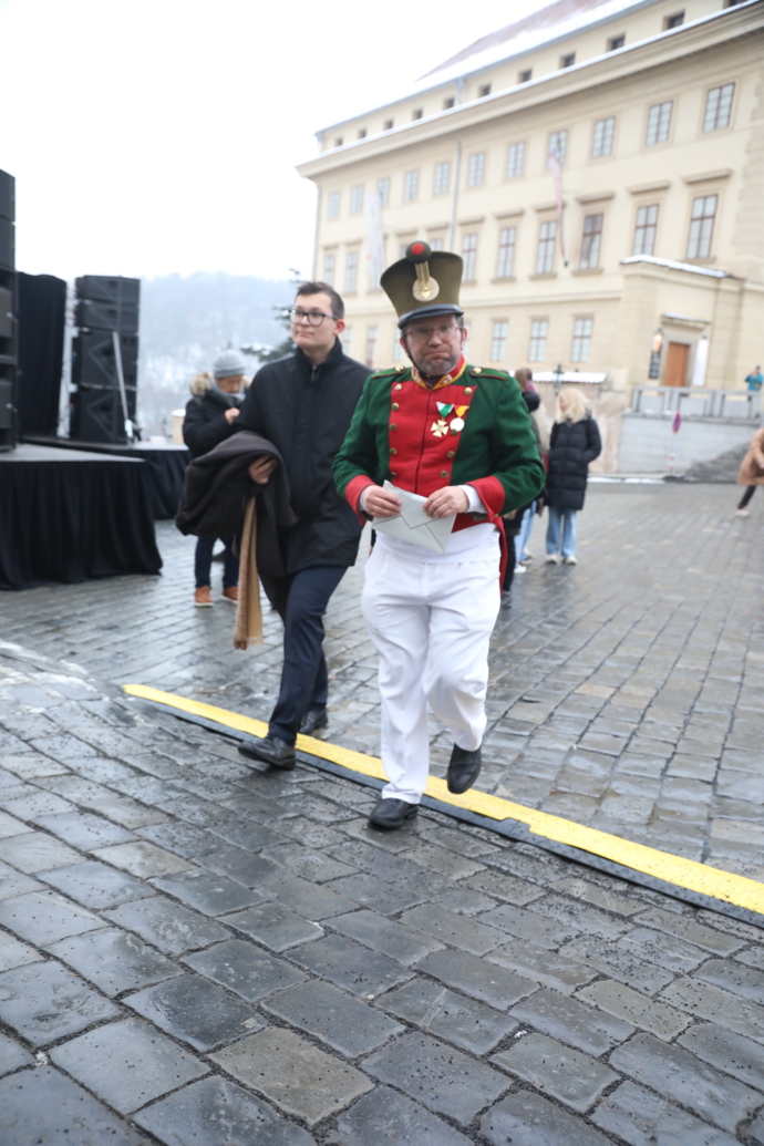 FOTO: Na místě je už od rána mnoho lidí. – stránka 2771