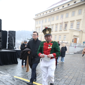 K Hradu míří další a další lidé. 