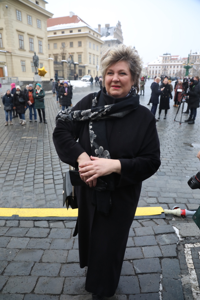 FOTO: Rozloučit se přišla i 1. místopředsedkyně Poslanecké sněmovny Věra Kovářová (STAN). – stránka 2775
