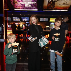 Vlastina Svátková oblékla do kina černé sako, kalhoty a šedivý rolák.