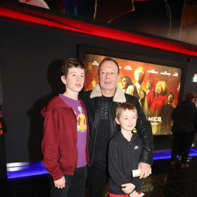 Muzikant Michal Dvořák se svými syny Františkem a Michalem. Muzikant oblékl černé džíny a černé tričko, celek korunoval teplou bundou s beránkem.