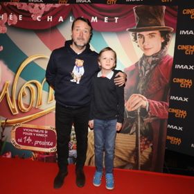 Také moderátor Vlasta Korec vyvedl do kina svého syna Vlastíka. Vlasta oblékl veselou mikinu s medvídkem.