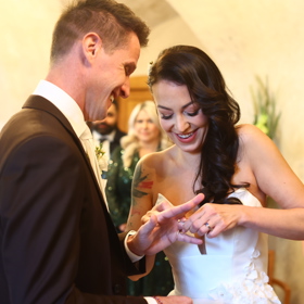 Zásnubní prstýnek navrhl Mirek se synem Kryšpínem, snubní prsten dnes nasadil Agátě na stejný prst.