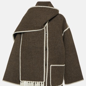 Pořídit jej můžete hned v několika neutrálních barvách, přesně v duchu stylu tichý luxus. (880 euro)