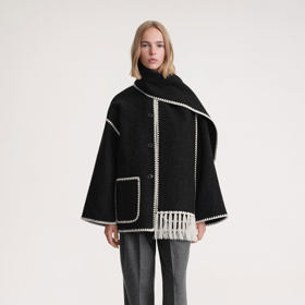 Ikonický kabát Totême pořídíte za 880 euro.