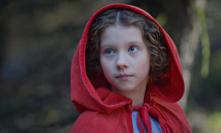 Osmiletá Lucie Maria Štouračová jako Červená karkulka.