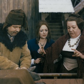 V dalších rolích uvidíme Vladimíra Menšíka, Carolu Braunbock, Danu Hlaváčovou...