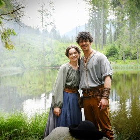 Hlavní role v pohádce Tři zlaté dukáty ztvárnilo zatím nekoukané duo Katarína Krajčovičová a Ladislav Bédi. Vedle nich ale uvidíme také Zuzanu Norisovou, Jozefa Vajdu a Jitku Čvančarovou.