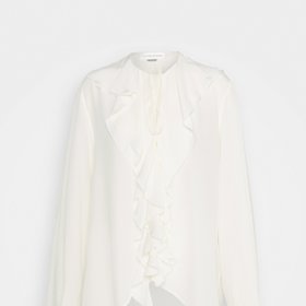 Blůza s asymetrickými volány, Victoria Beckham,  12 490 Kč.