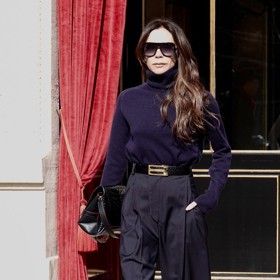 Pro Victorii je typický například monochromatický outfit, kterému vévodí kalhoty s vysokým pasem a přiléhavý svetřík nebo rolák. 