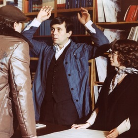 Vrchní prchni! je slavná česká komedie s Josefem Abrhámem v roli knihkupce, kterému náhoda přinese návod, jak přijít k penězům...