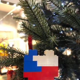 Do charitativního vánočního projektu LEGO Build To Give se mohou děti letos zapojit tak, že postaví srdce z kostiček a poté ho nasdílí na sociální sítě s hastagem #BuildToGive.