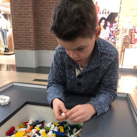 Děti tady mohou vyrábět ozdoby společně a to i následující sobotu a neděli. 