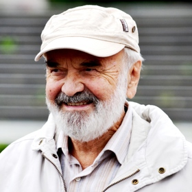 Scénář ke komedii Vrchní, prchni! napsal Zdeněk Svěrák.