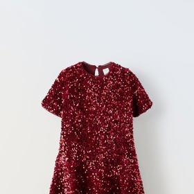 Stejně dokonale může v červených flitrech vypadat vaše malá princezna. (Zara, 799 Kč)