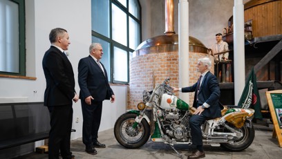 FOTO: Petr Pavel si vyzkoušel motorku.