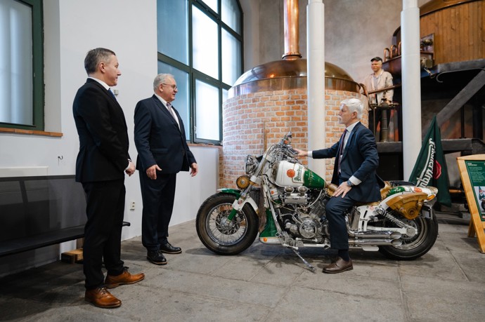 FOTO: Petr Pavel si vyzkoušel motorku. – stránka 1637