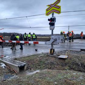 Na místě jsou záchranáři i policisté.
