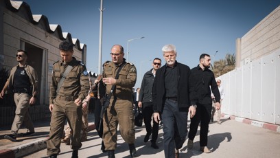 FOTO: Petr Pavel v prostorách vojenské základny.