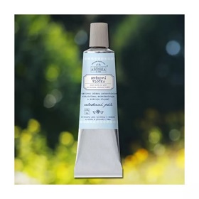 Zimní krém pro mrazem ošlehané tváře ochrání vaši pleť před nepříznivými vlivy počasí. Sněhová vločka, Havlíkova Apotéka 30 ml, 493 Kč 