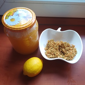 Základem lipových bonbonů je med a citron.